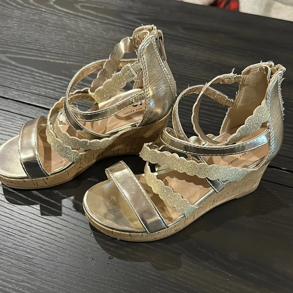 SO gold Gladiator Sandals with Elegant Straps